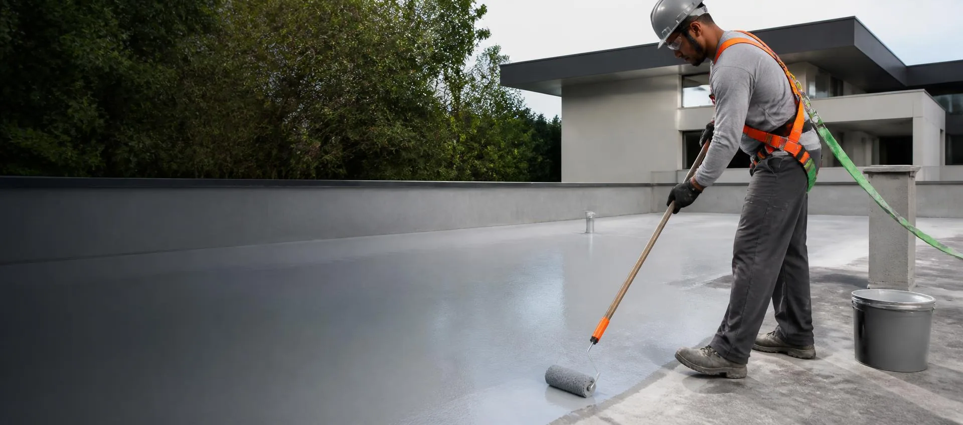 Aplicação profissional de impermeabilizante em laje de concreto